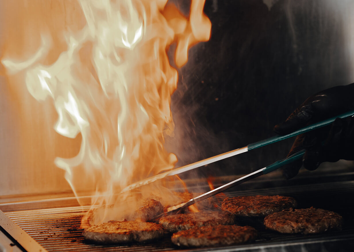 Live Cooking aus dem Foodtruck mit Feuer und Flammen