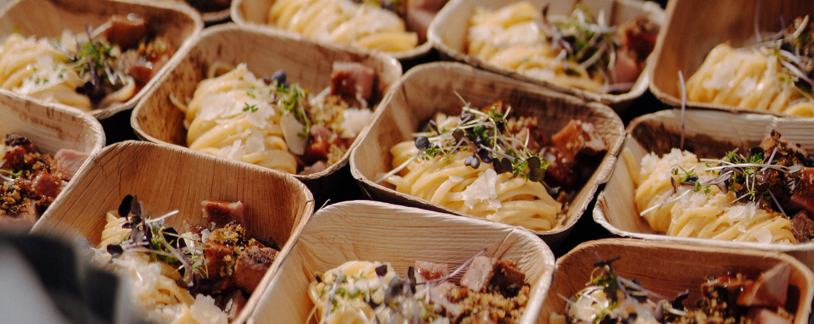 Tablet voll mit Tellern vom Flying Menu aus dem Foodtruck