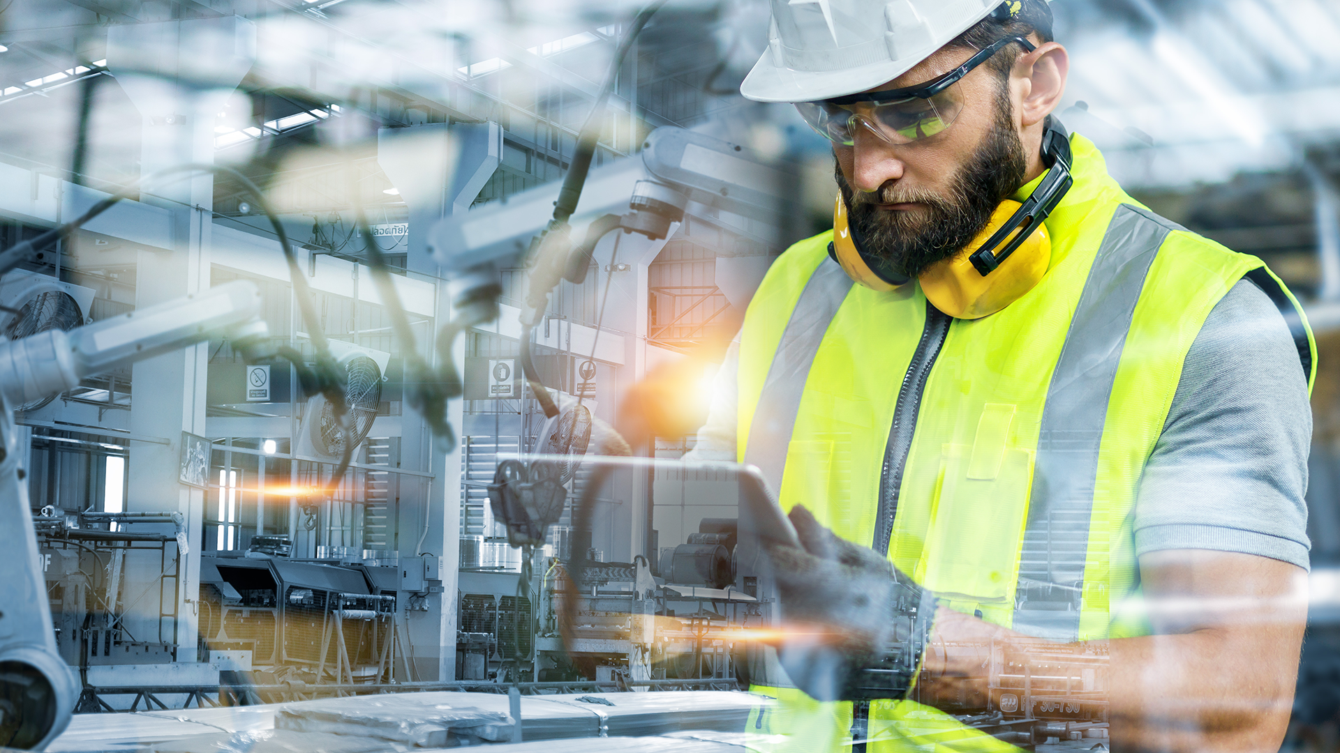 Mitarbeiter Industrieproduktion mit KI-Unterstützung