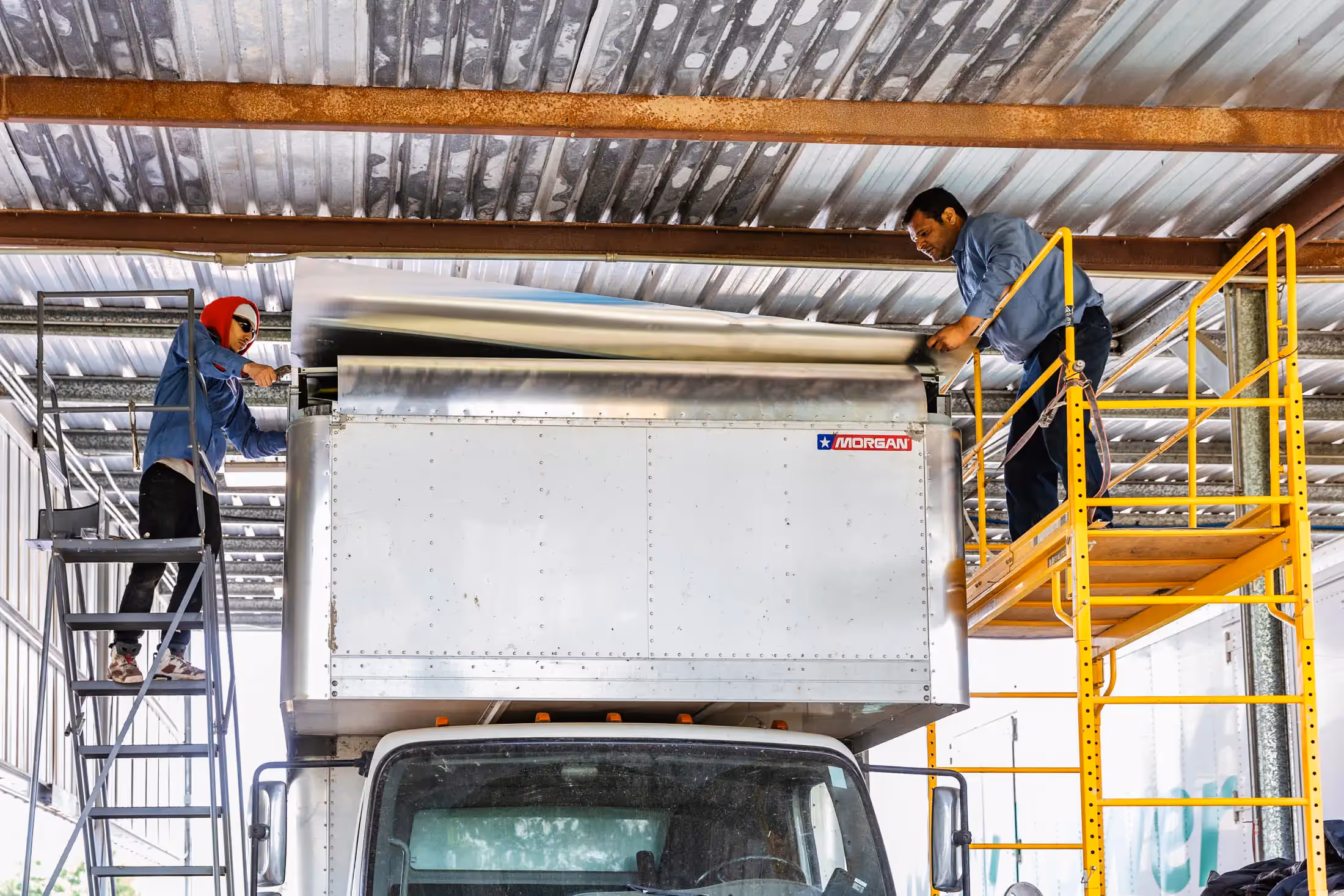 Mechanics performing trailer repair in Ft Worth, TX