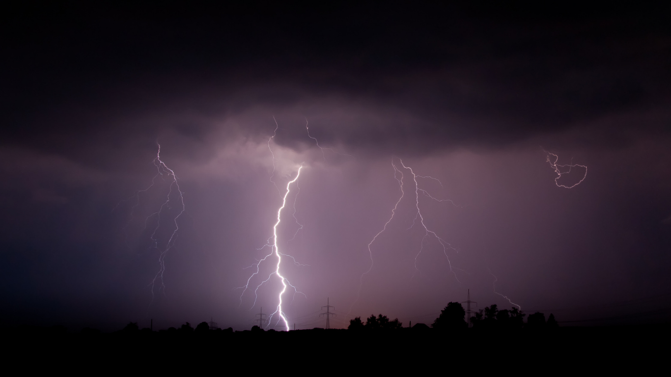 LONDON ROCKED WITH THUNDERSTORMS AND FLASH FLOODINGS OVERNIGHT
