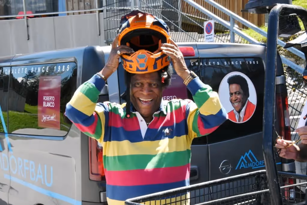 Roberto Blanco mit einem Helm
