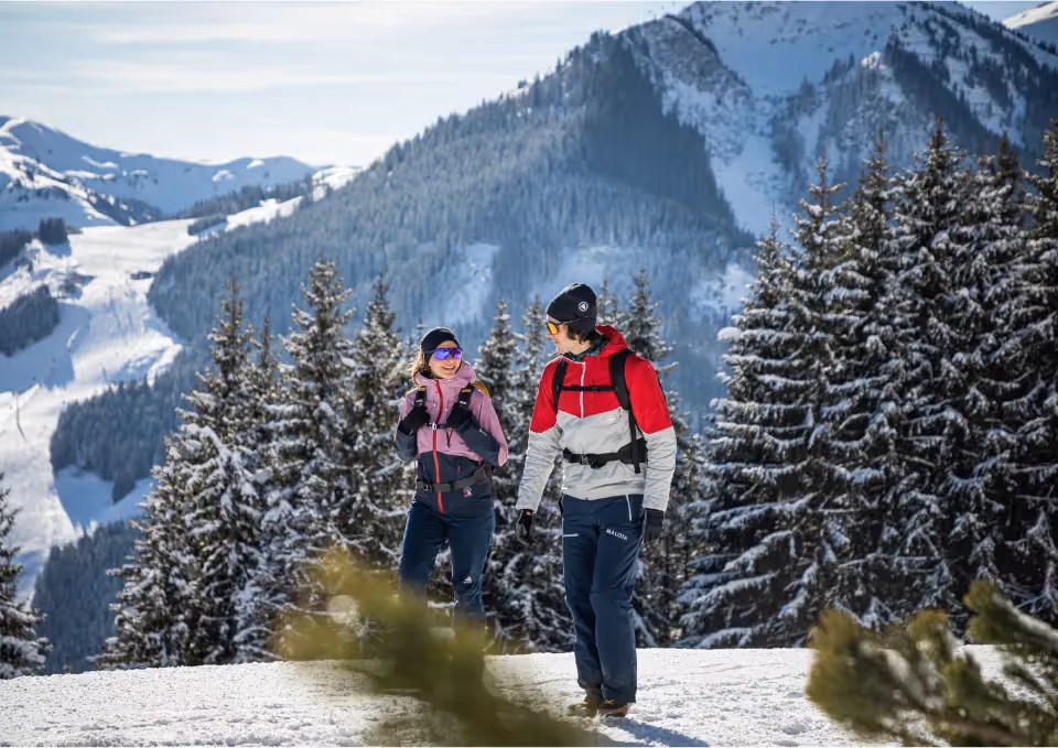 Ein Paar beim Schneeschuhwandern