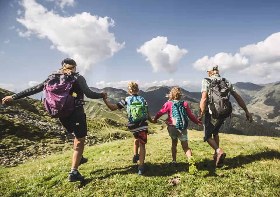 Familie mit Kindern beim Wandern