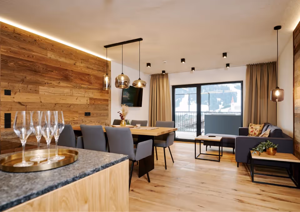 Wohnzimmer eines Apartments von ALMDORFBAU
