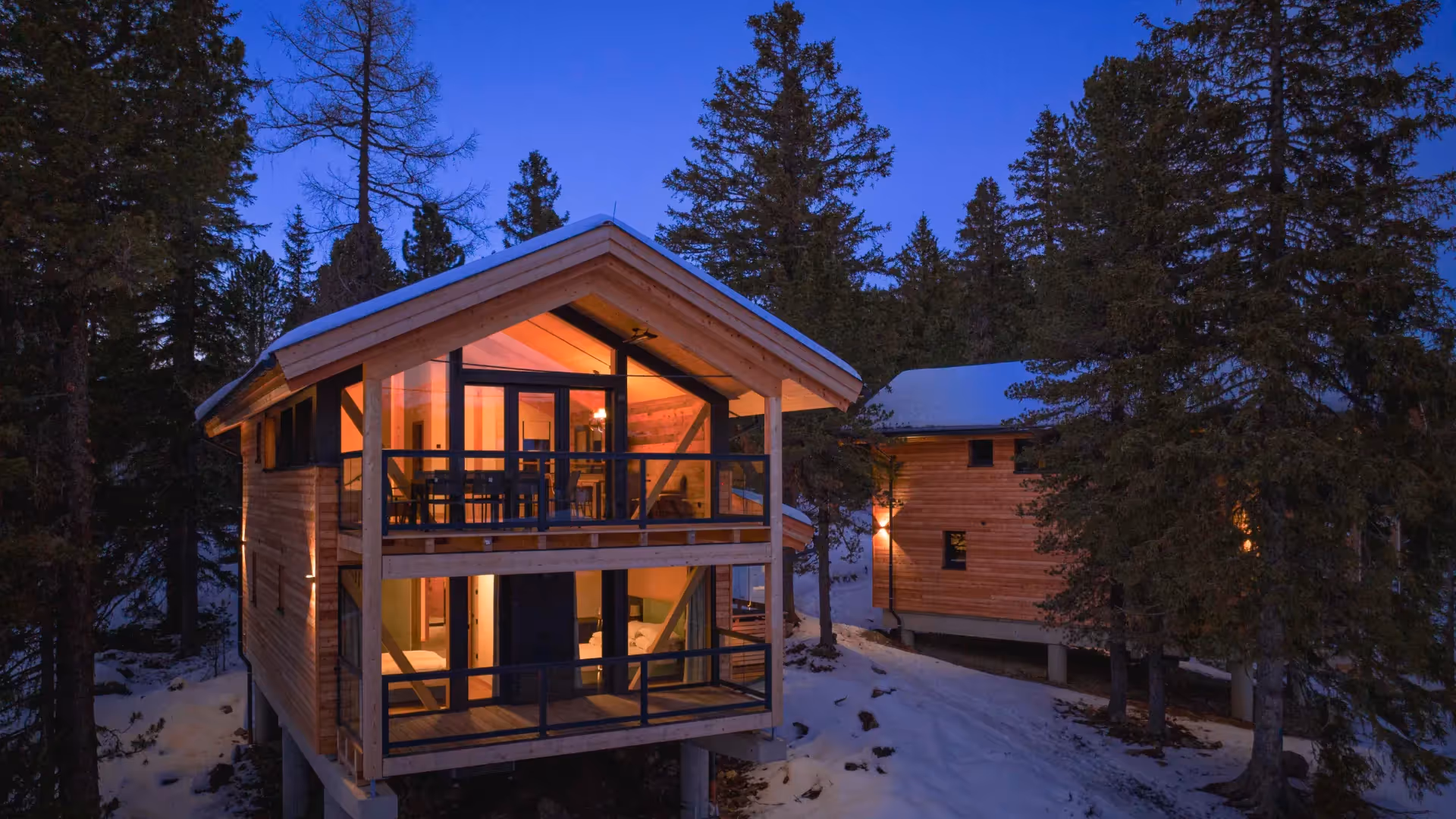 Nachhaltiges Massivholz-Chalet auf der Turracher Höhe, Winteraufnahme bei Nacht
