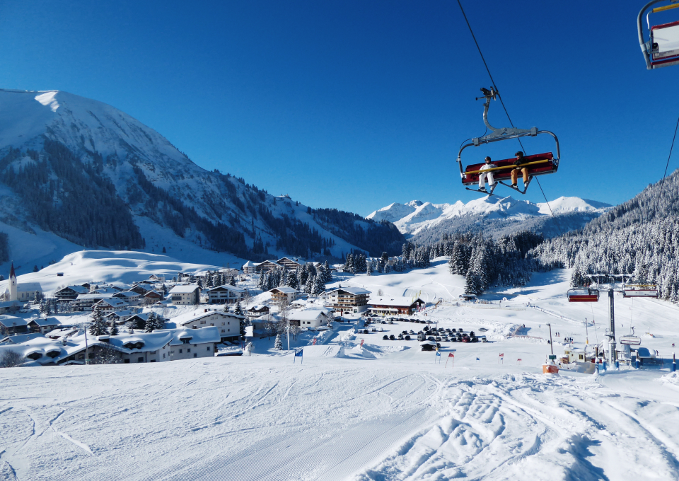 Sessellift mit Blick auf die Berge in Berwang