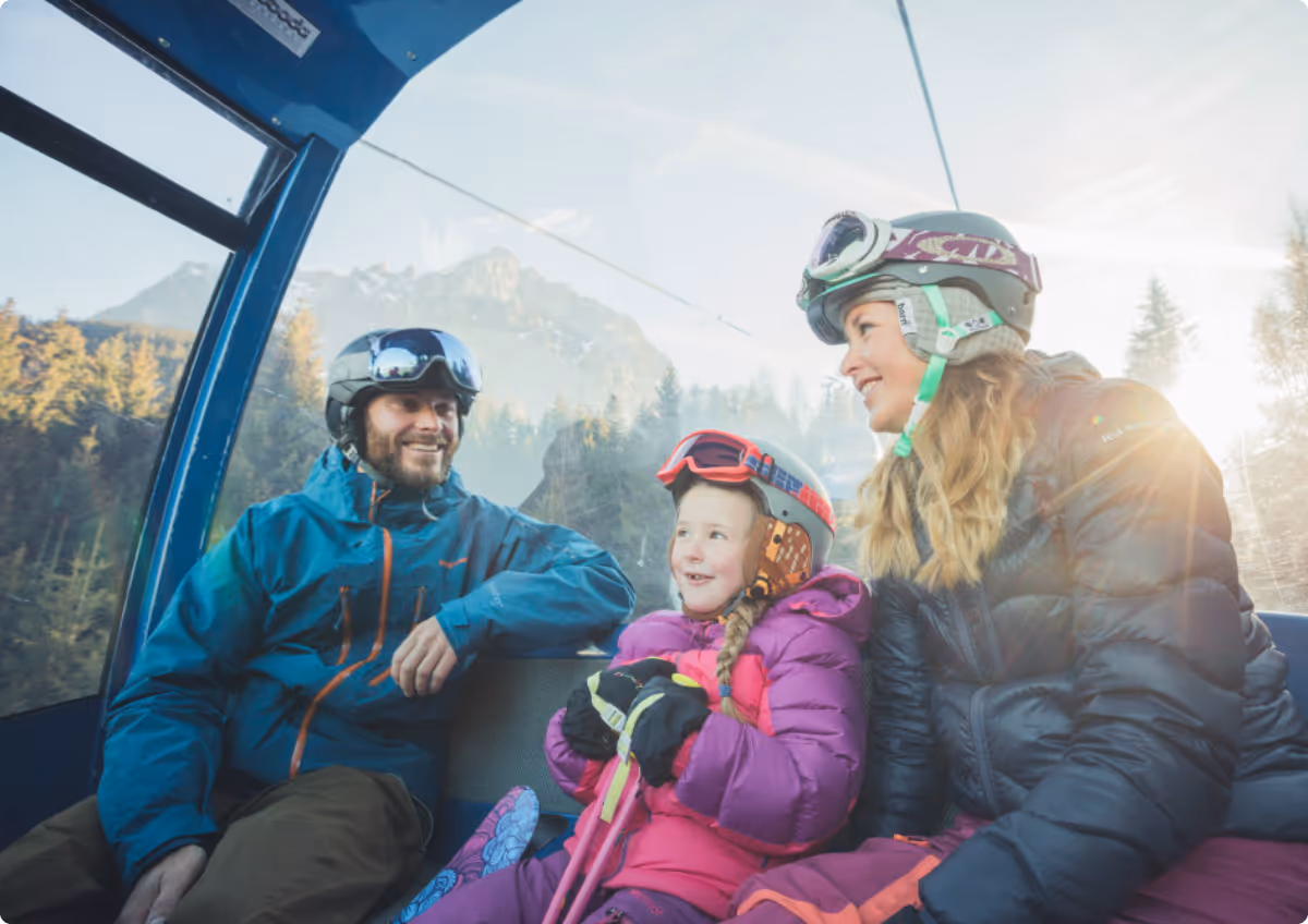 Familie in einer Gondelbahn in der Tiroler Zugspitz Arena auf dem Weg ins Skigebiet
