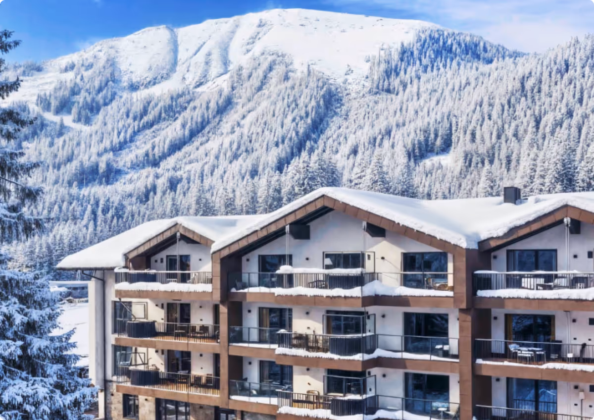 Berwanger Hof im Winter in der Tiroler Zugspitz Arena vor verschneiter Bergkulisse