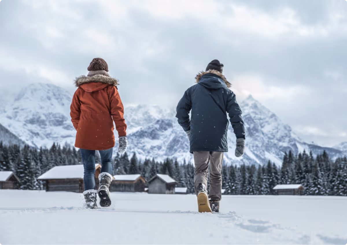 Winterwanderung in der Tiroler Zugspitz Arena mit Blick auf verschneite Alpenlandschaft