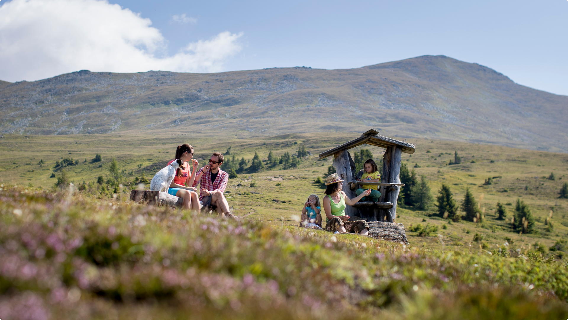 Wanderer pausieren auf der Zirbitzkogel-Route: links Paar mit Hund, rechts Mutter mit zwei Kindern.