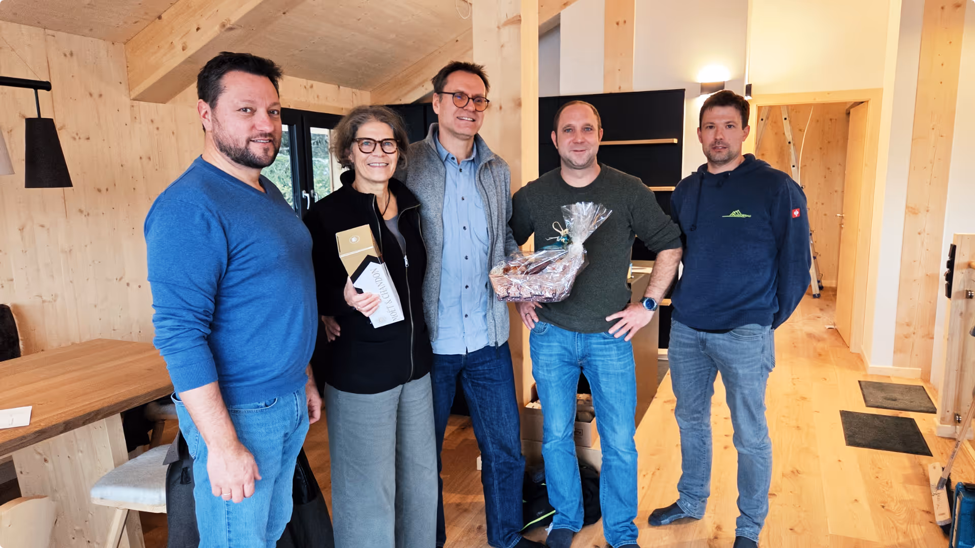 Neue Eigentümer bei der Übergabe ihres ALMDORFBAU-Chalets in den Alpen
