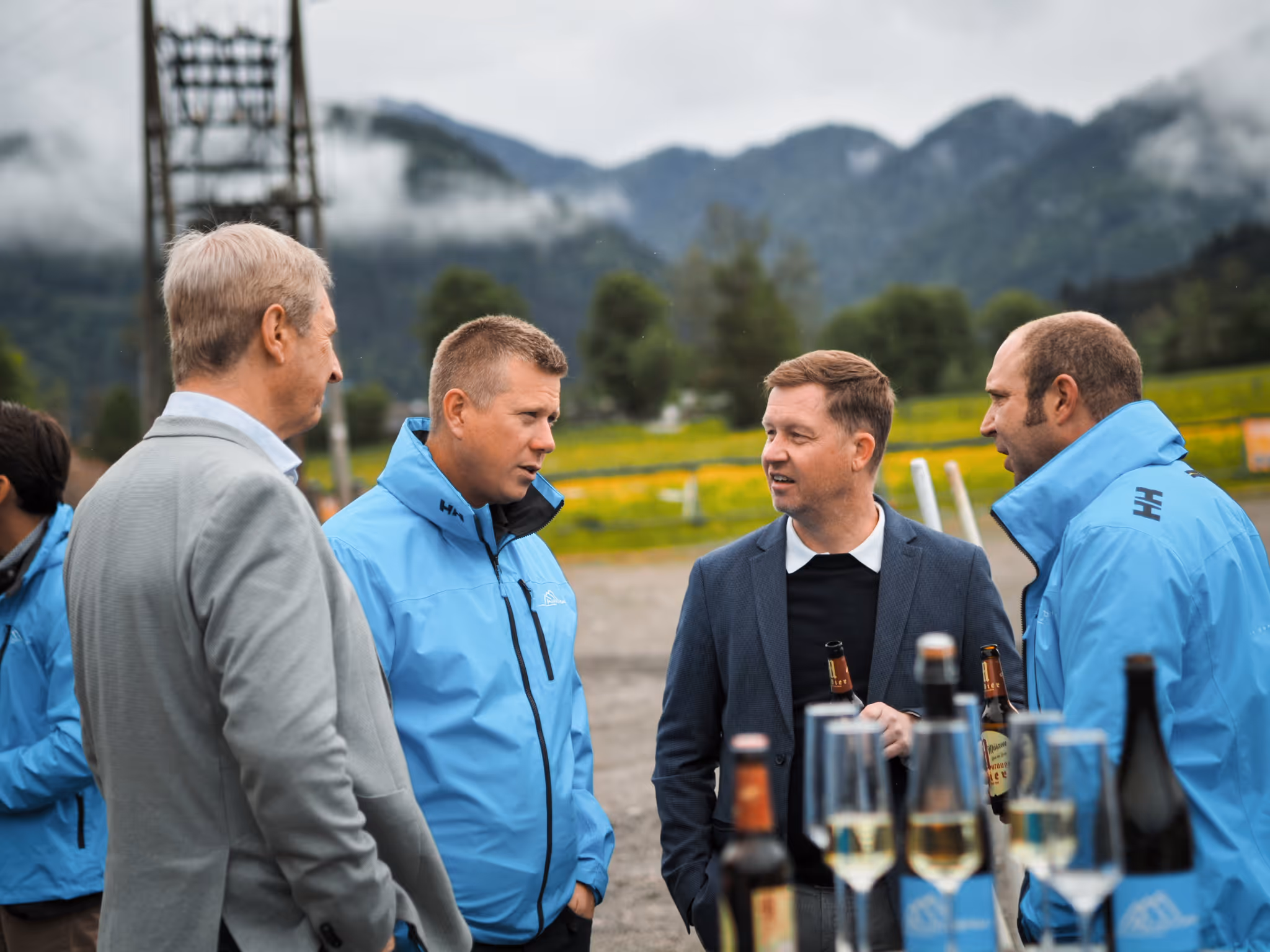 13:03Claude hat geantwortet: Projektbeteiligte beim Spatenstich Bergresort Buchenstein im Gespräch – ALMDORFBAU-Geschäftsführer Johannes Arneth mit Bürgermeister Martin Mitterer von St.Projektbeteiligte beim Spatenstich Bergresort Buchenstein im Gespräch – ALMDORFBAU-Geschäftsführer Johannes Arneth mit Bürgermeister Martin Mitterer von St. Ulrich am Pillersee auf der Baustelle.
