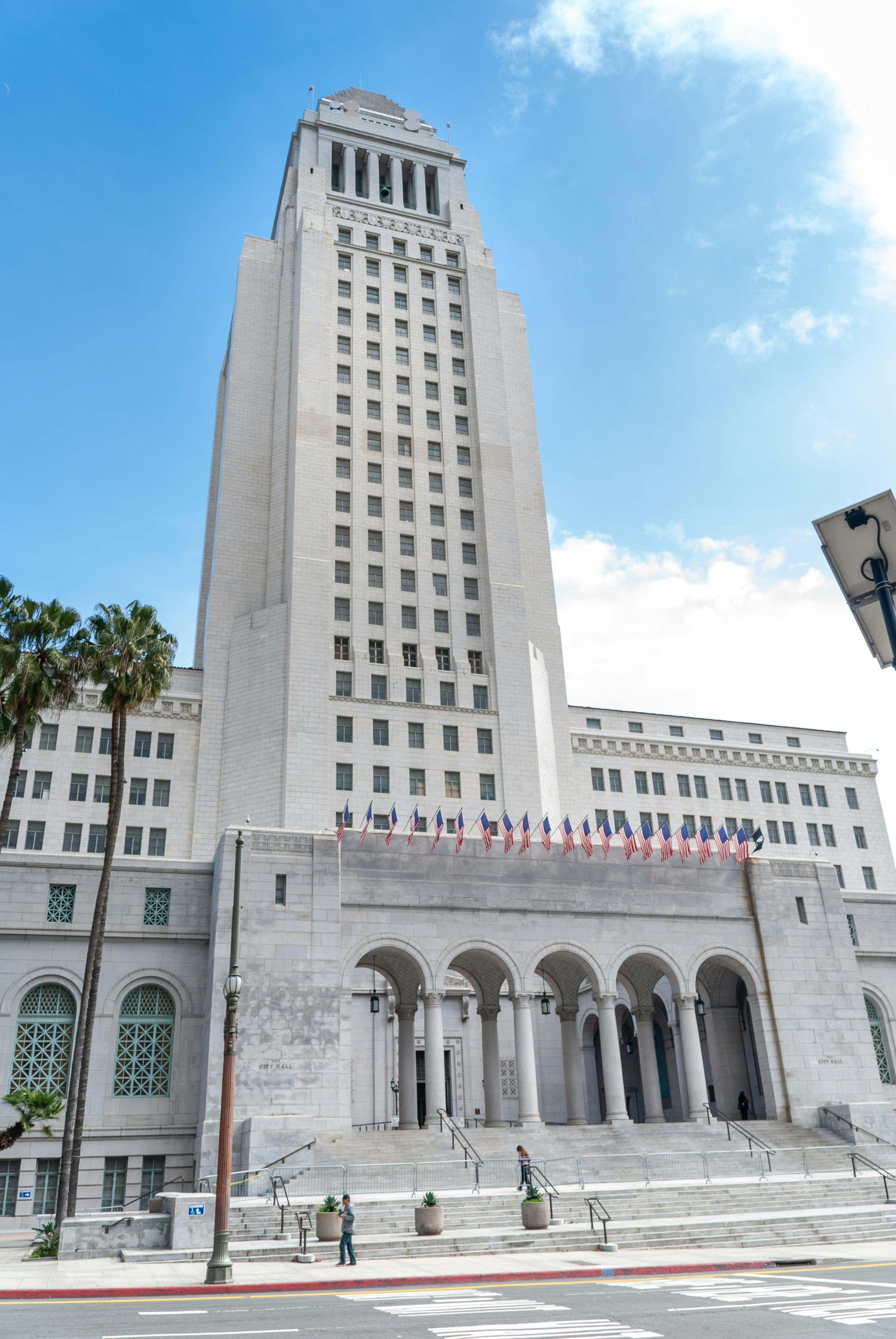 Los Angeles city hall exterior. Photo by David Vives on Unsplash
