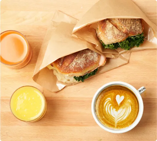 Frukostmackor, juice och cappuccino