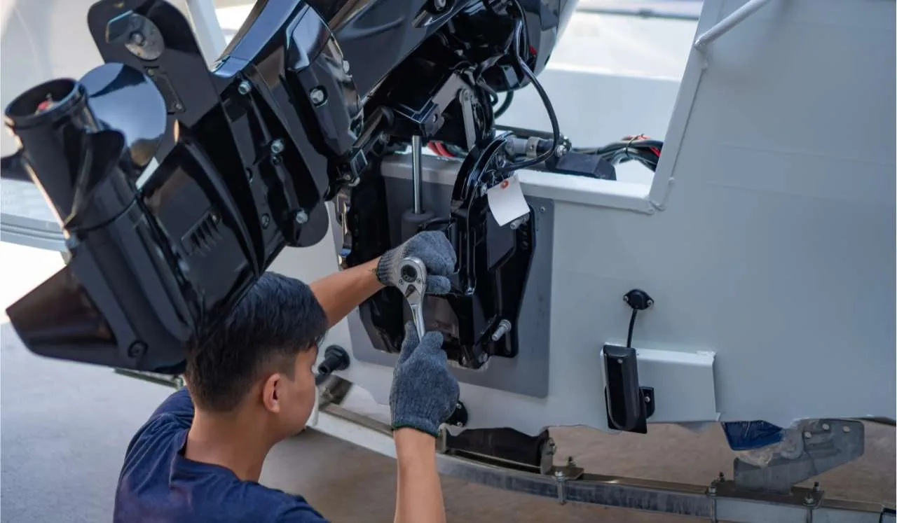 Bootstechniker bei der Arbeit an einem Aussenbordmotor