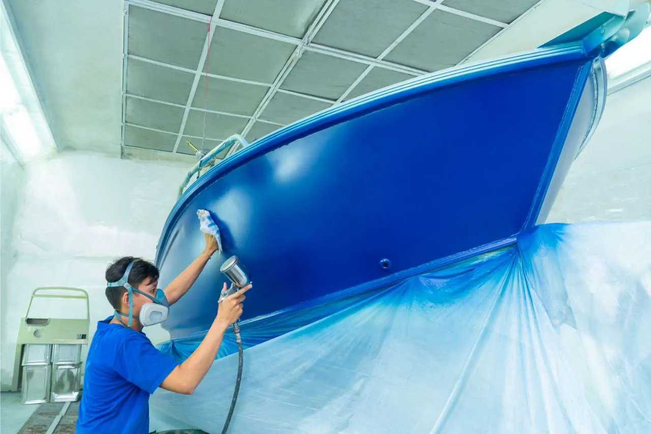 Bootstechniker poliert ein Boot