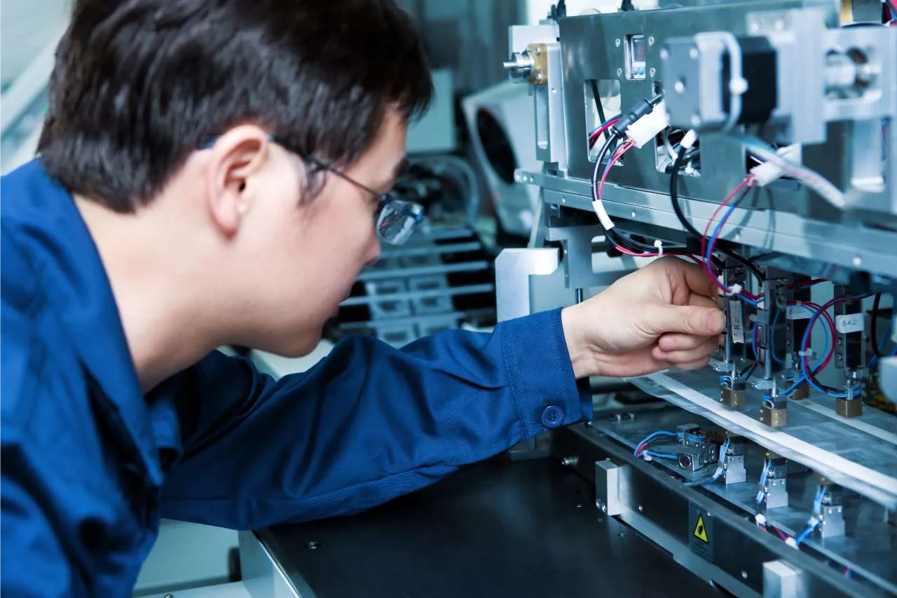 Abbildung Techniker der elektronische Arbeiten durchfuehrt