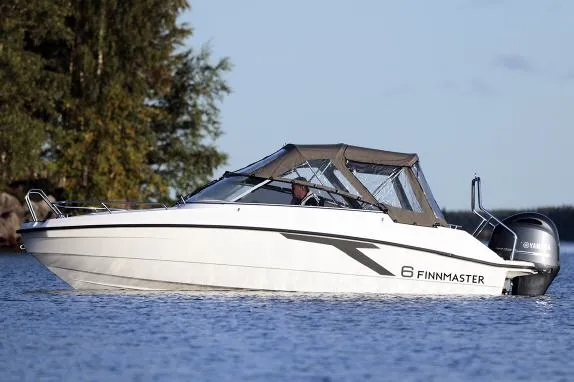 Finnmaster T8 Boot auf dem Wasser