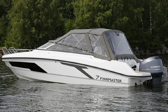 Finnmaster T7 Boot mit Camperverdeck auf dem Wasser