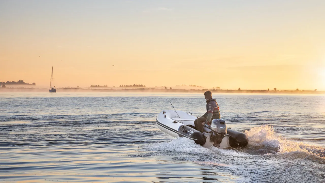 Ein Mensch faehrt mit einem Yamaha YAM 310 TAF Schlauchboot über das Meer
