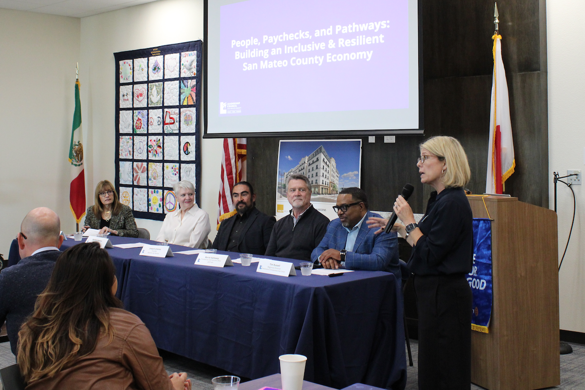 Kaarin Hardy facilitates the panel discussion on the Emerging Leaders' Learning Day.