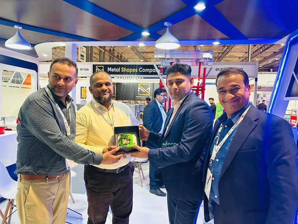 Bespoke crystal award — GCC manufacturer