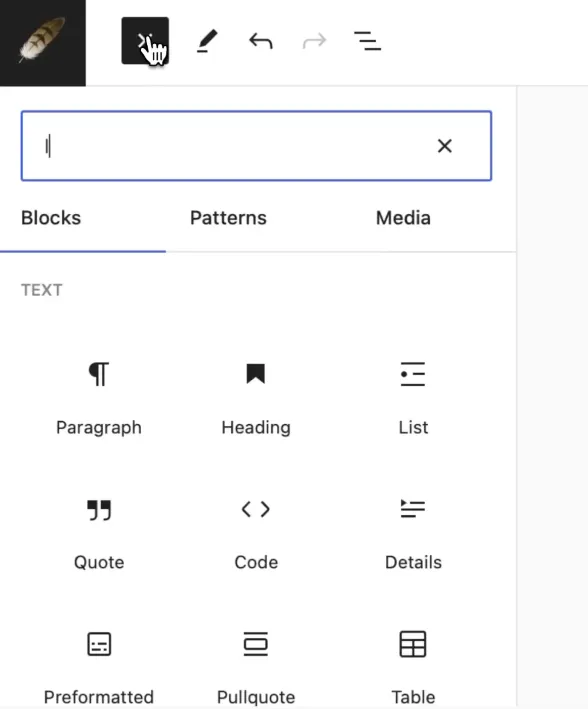 Textredigeringsgränssnitt med tydligt visade menyer för block, mönster, media och textformateringsalternativ.