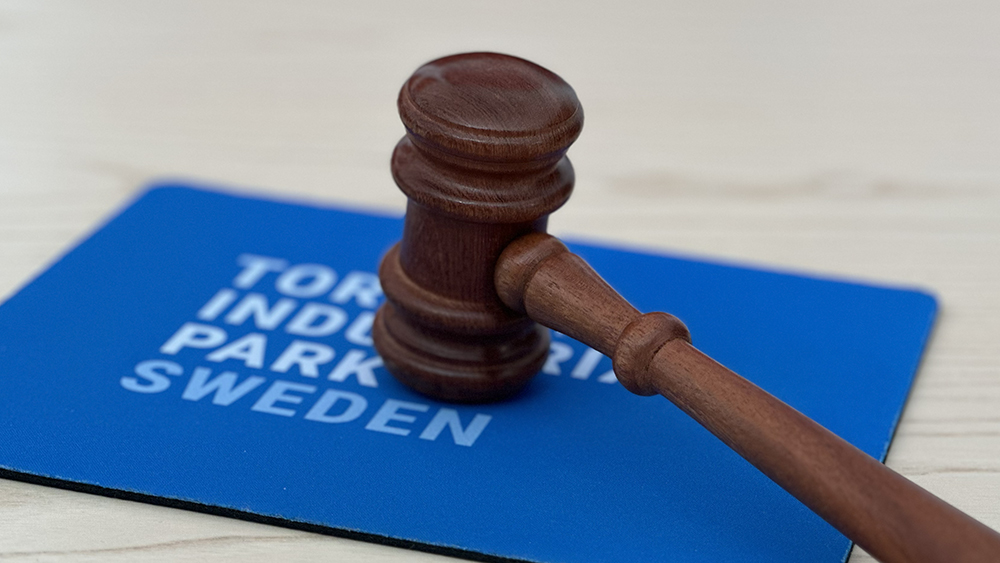 Ordförandeklubba på matta med text Torsboda Industrial Park Sweden