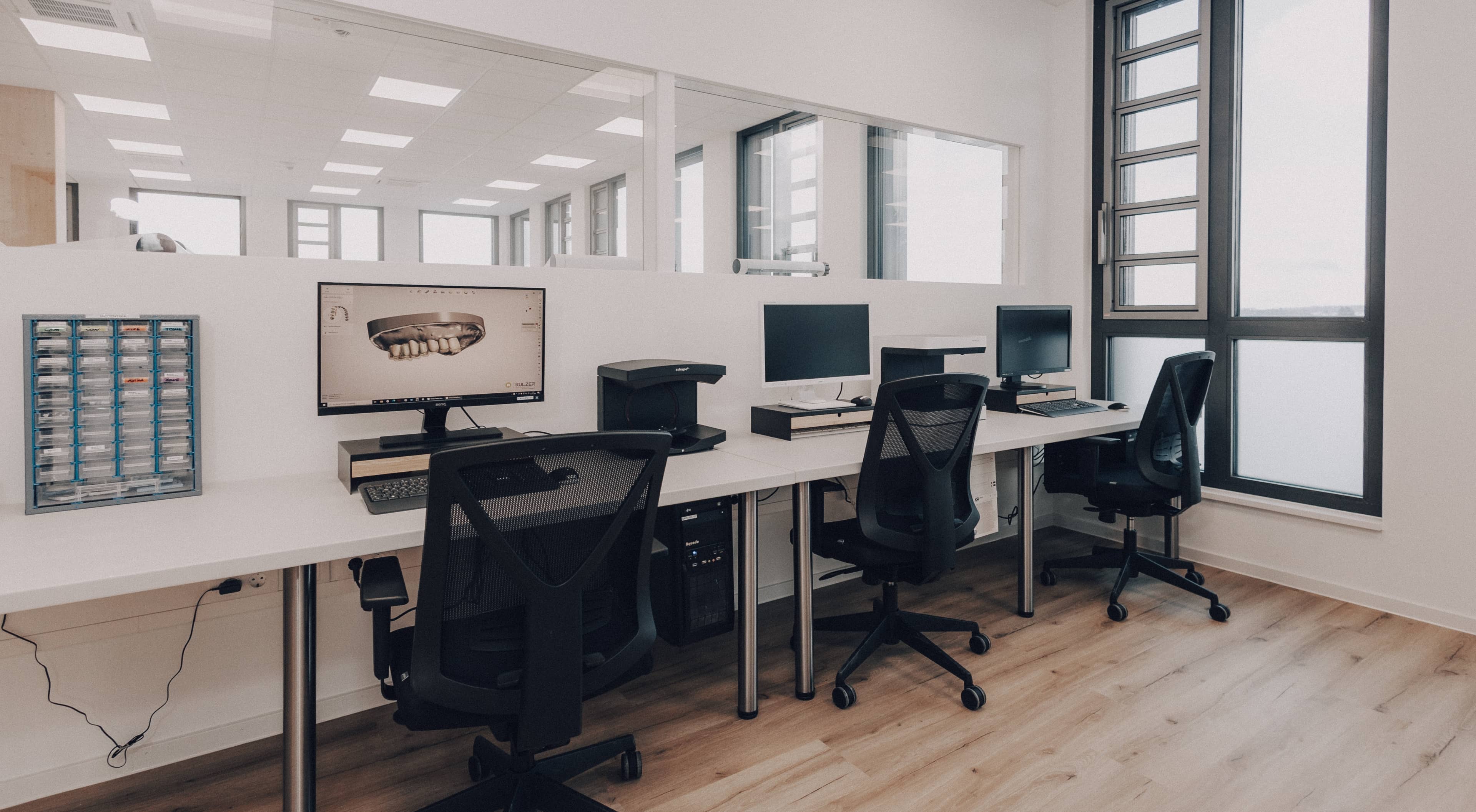 CAD-Arbeitsplätze mit Kulzer-Software und 3D-Zahnmodell auf Monitor – digitale Zahntechnik Höhn Dental