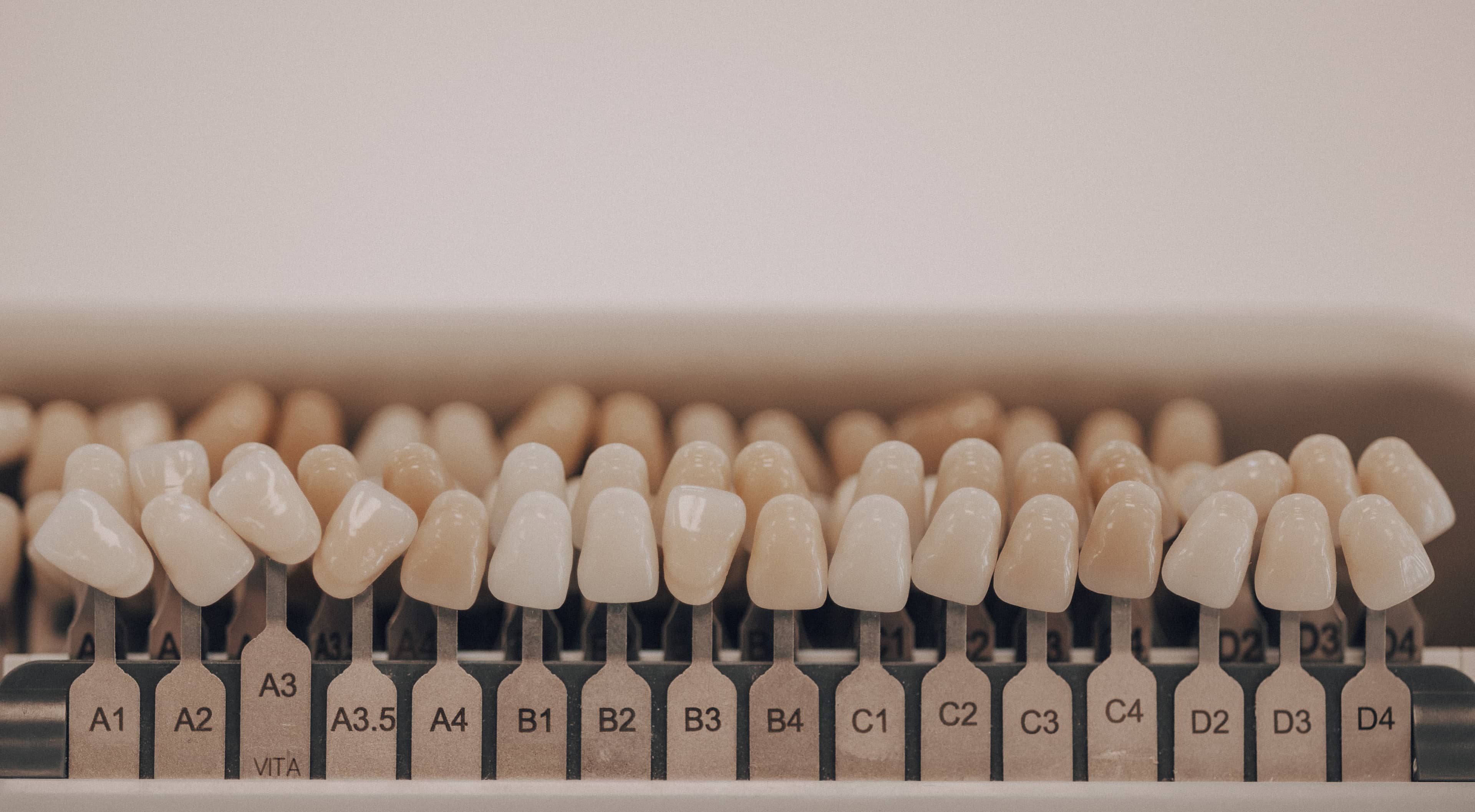 VITA Farbskala mit Zahnfarbmuster A1 bis D4 – präzise Farbbestimmung im Zahntechniklabor Höhn Dental