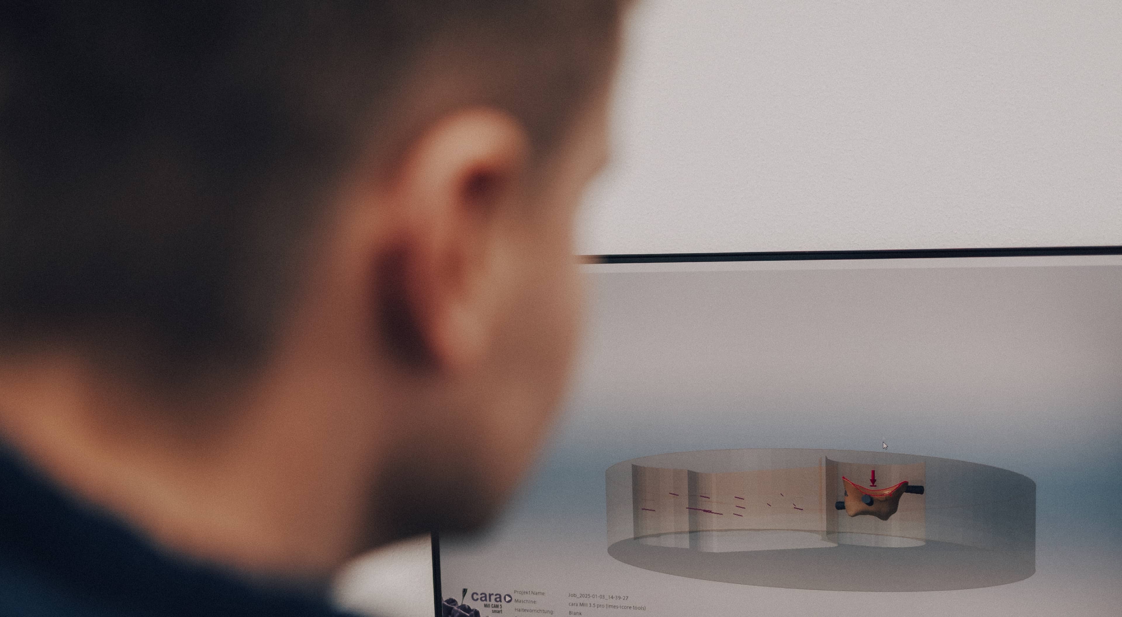 Zahntechniker betrachtet 3D-CAD-Modell einer Zahnkrone am Monitor – digitale Zahntechnik Höhn Dental