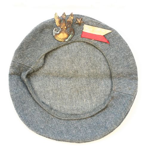Beret uszyty w okresie konspiracji. Nie wiadomo, kto go nosił w okresie Powstania.