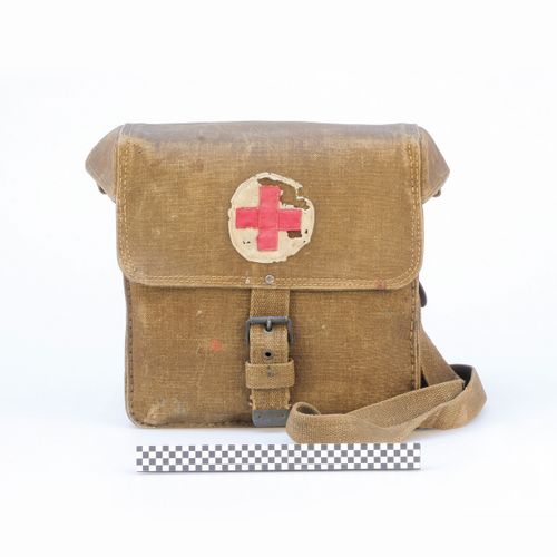 Torba sanitarna z częściowo zachowanym wyposażeniem, używana przez sanitariuszkę Aleksandrę Lendzion „Olę”.