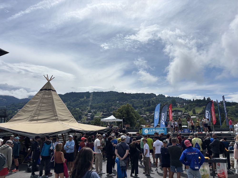 Cette fois-ci à Saint Gervais... Il voyage ce tipi Asics !