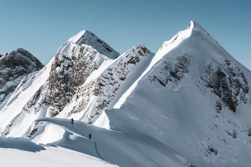 Soif de liberté et de poudreuse ? Pars à l’aventure avec les topos Mont-Blanc hors-piste des éditions Vamos !