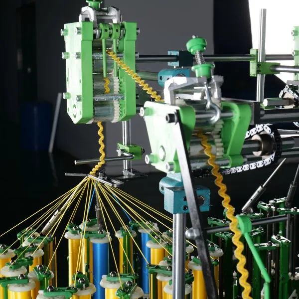 Braiding machine working