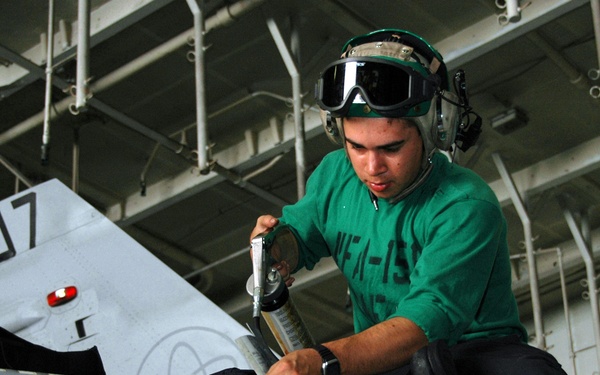 Braycote 3214 MIL-PRF 32014 High-Temperature Grease for Demanding Aircraft Applications