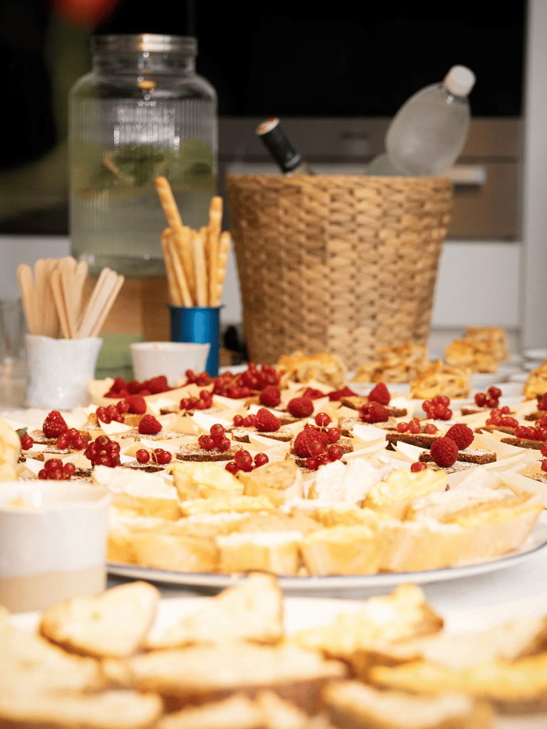 Das Buffet beim Glow and Grow: Brötchen und Schokotarte mit Himbeeren sind zu sehen.