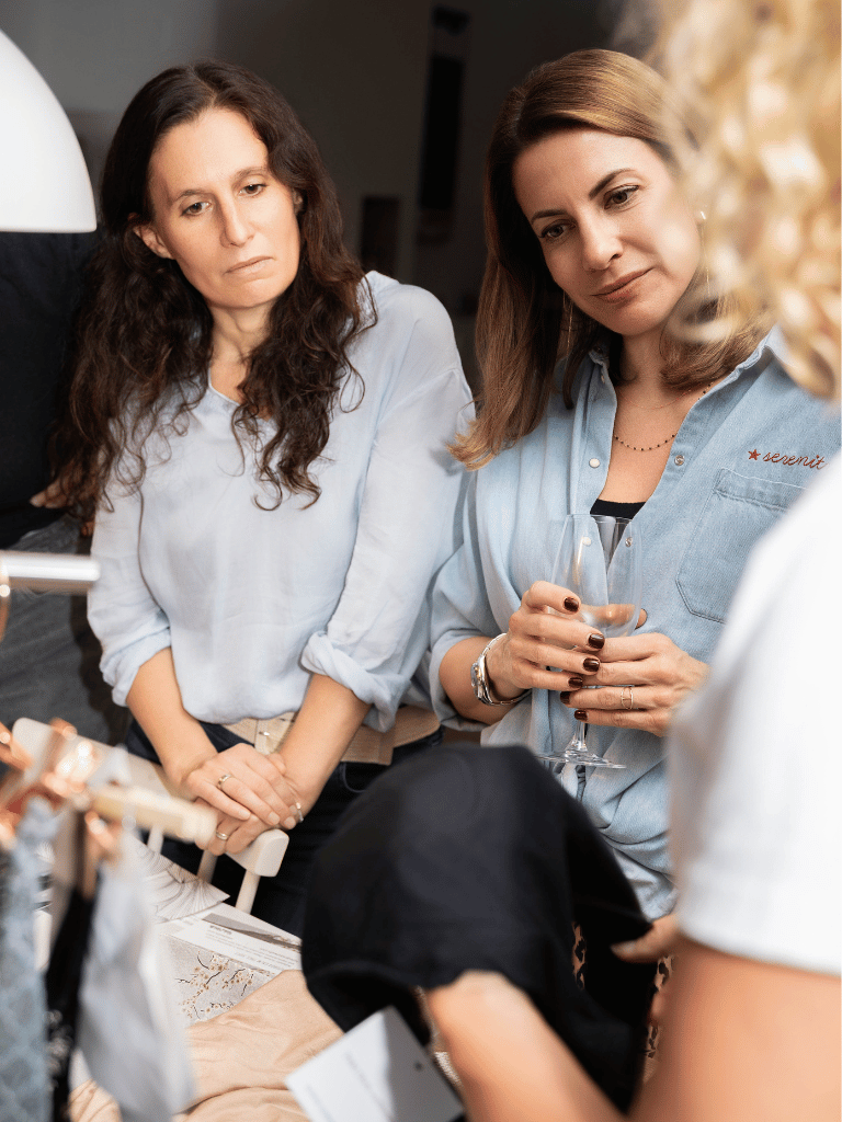 Zwei Frauen betrachten interessiert die von Gabriele Schöller präsentierte Unterwäsche.