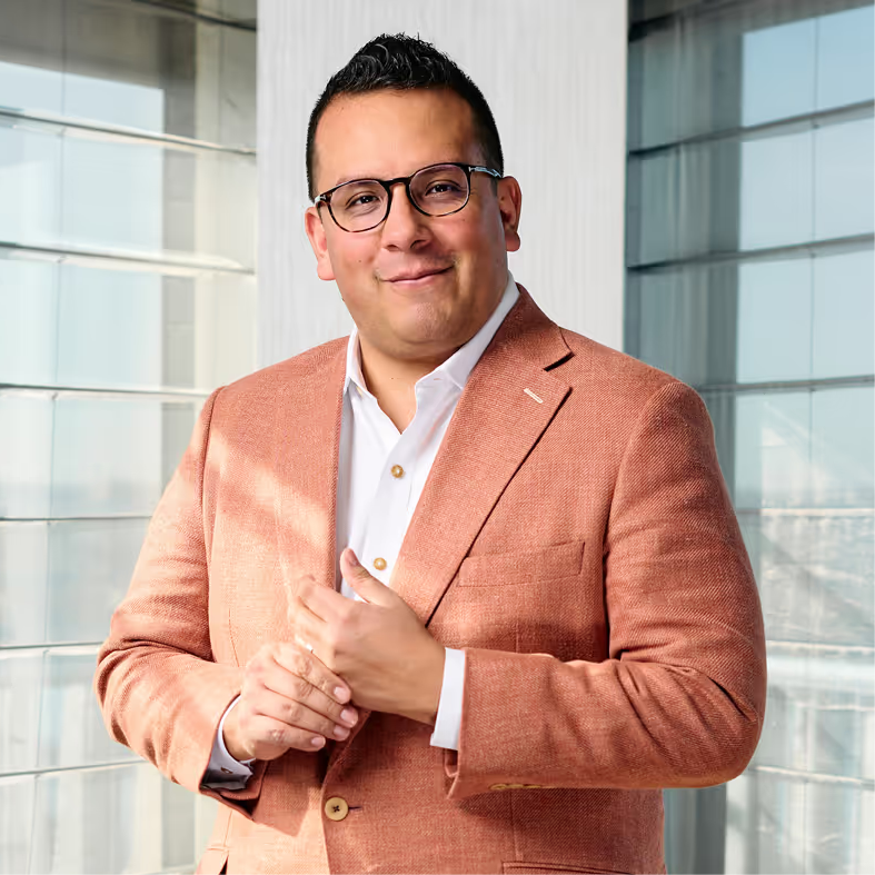 A professional business headshot of Leo Anzoleaga