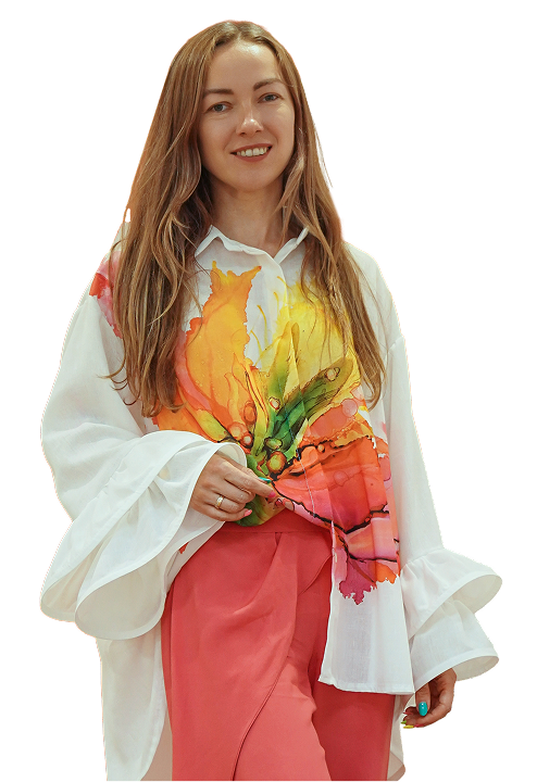 Приватна школа Черкаси вул. Небесної Сотні, 69/1. Анна Коломієць керівниця Alterra  у Черкасах. Жінка із довгим русявим волоссям , відкрита посмішка вдягнута у білу блузу