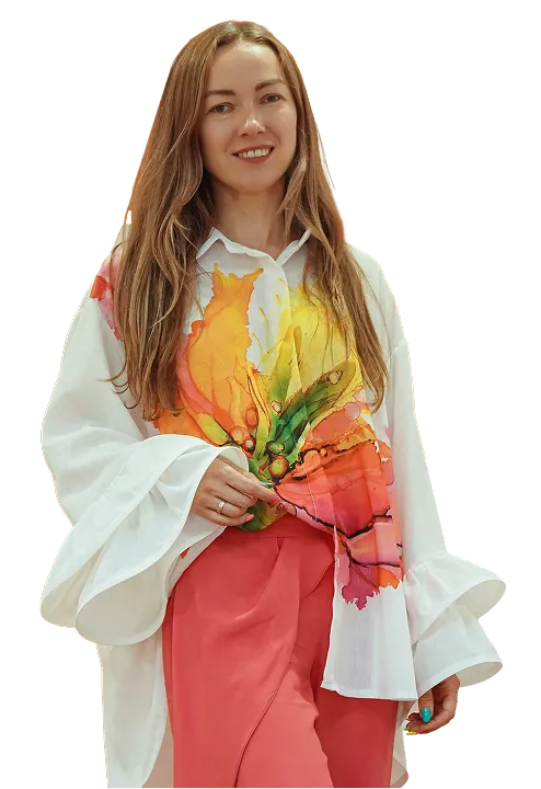 Приватна школа Черкаси вул. Небесної Сотні, 69/1. Анна Коломієць керівниця Alterra  у Черкасах. Жінка із довгим русявим волоссям , відкрита посмішка вдягнута у білу блузу