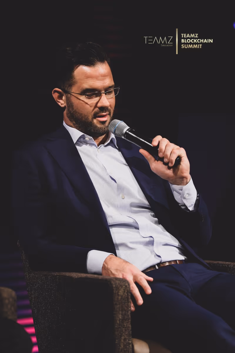 過去のTEAMZイベントでマイクを握るトラビス・クリング。