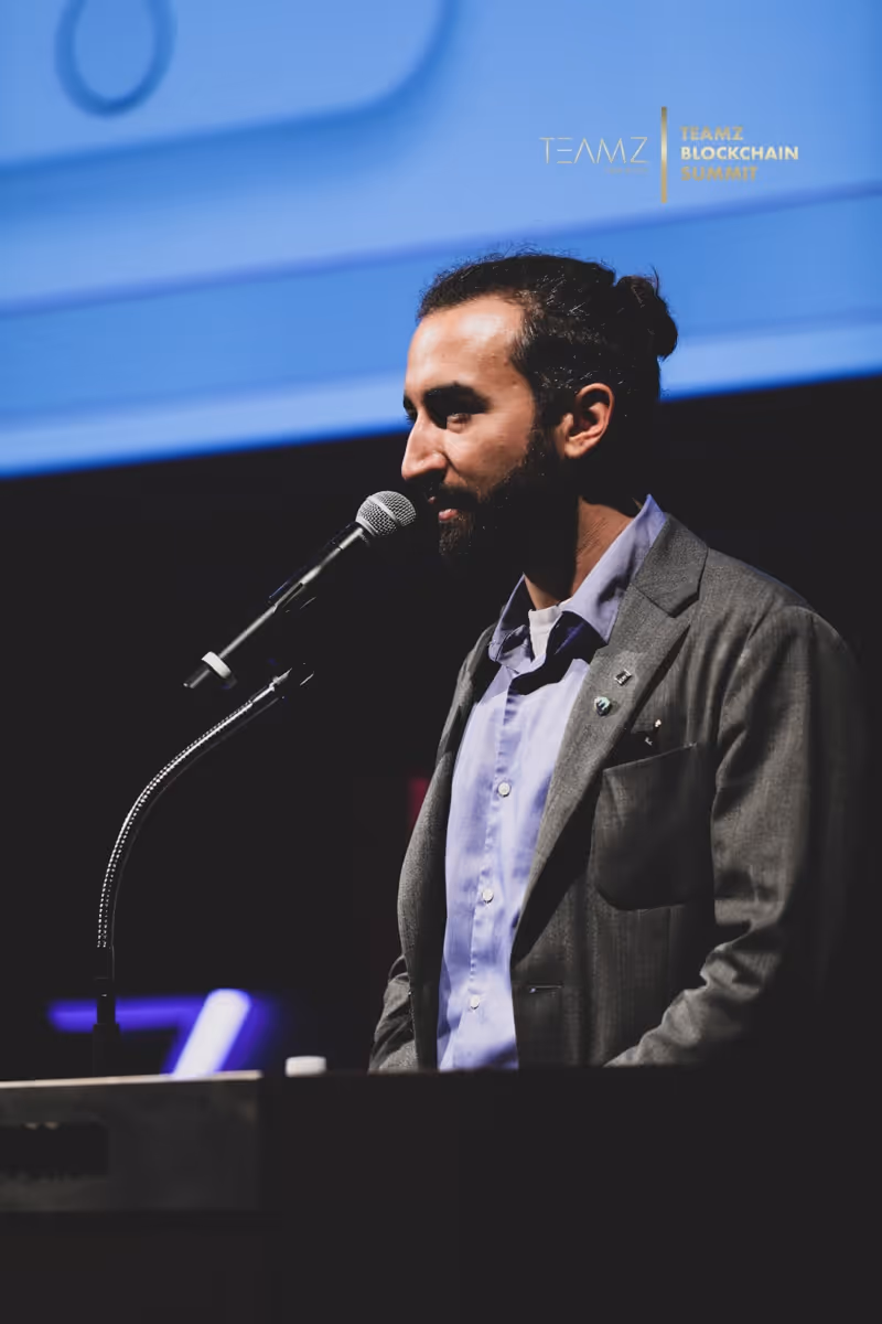 過去のTEAMZイベントでマイクを握るヤニスラフ・マラホフ。