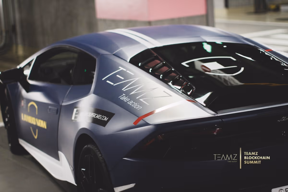 シルバーのランボルギーニのスタイリッシュな写真