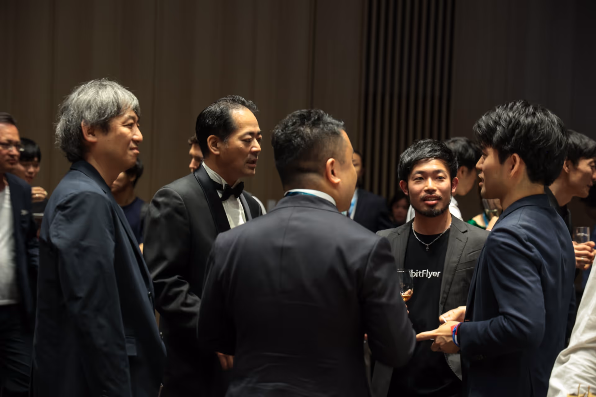 2023レッドカーペット・ガラでネットワーキングする男性グループ。