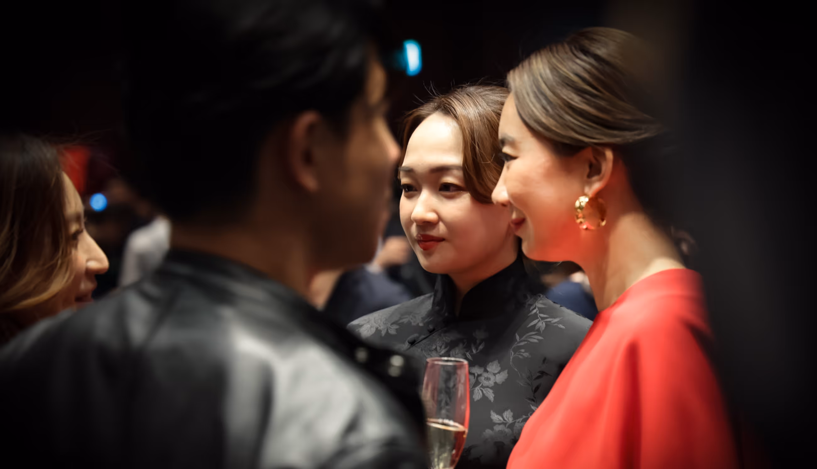 特別なレッドカーペット・ガラに参加する2人のグラマラスな美女