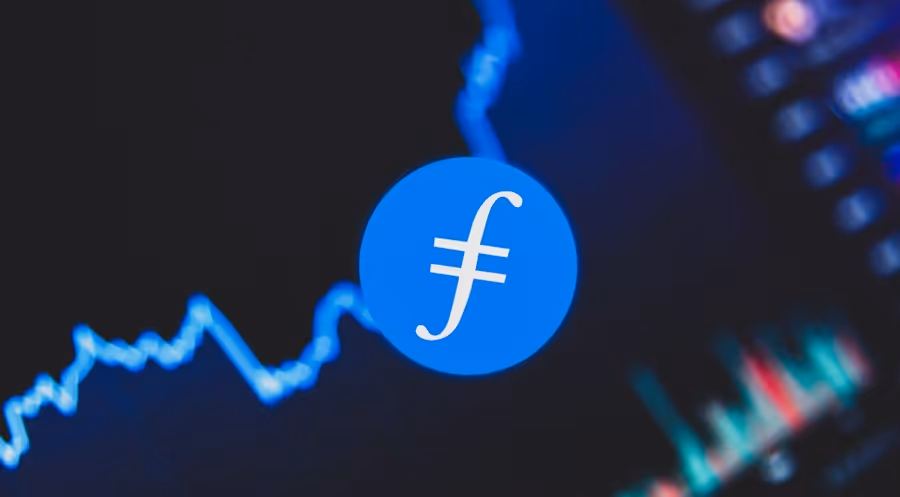 ファイルコインのロゴの前に青い上昇トレンドを示すグラフ。