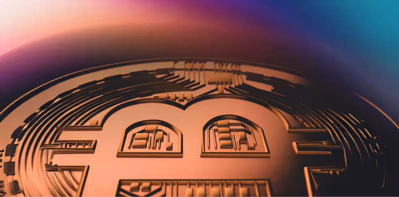 拡大された銅のビットコインコイン表面の詳細なクローズアップ画像。